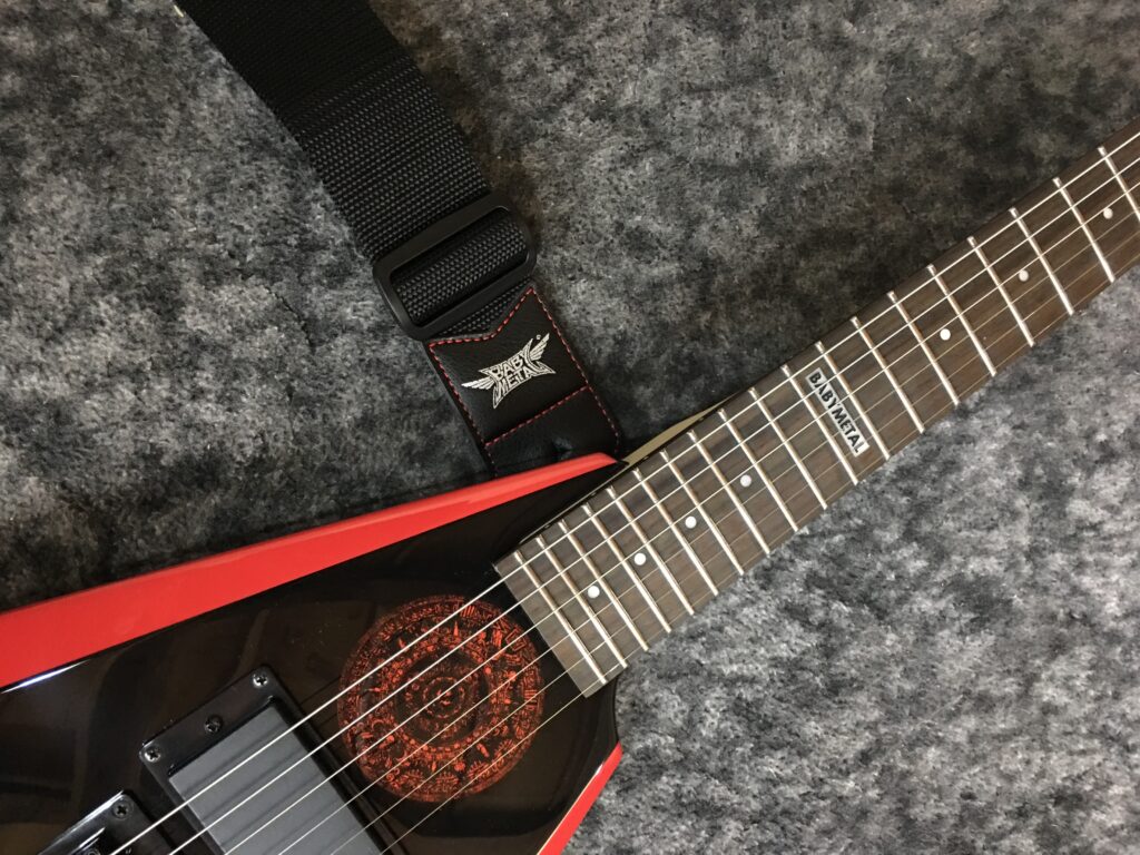 ギター　フライングV　BABYMETAL　babymetal　mini-arrow　miniarrow　ミニアロー　ストラップ　つけ方　シールド　挿し方　ストラップのつけ方　シールドの挿し方