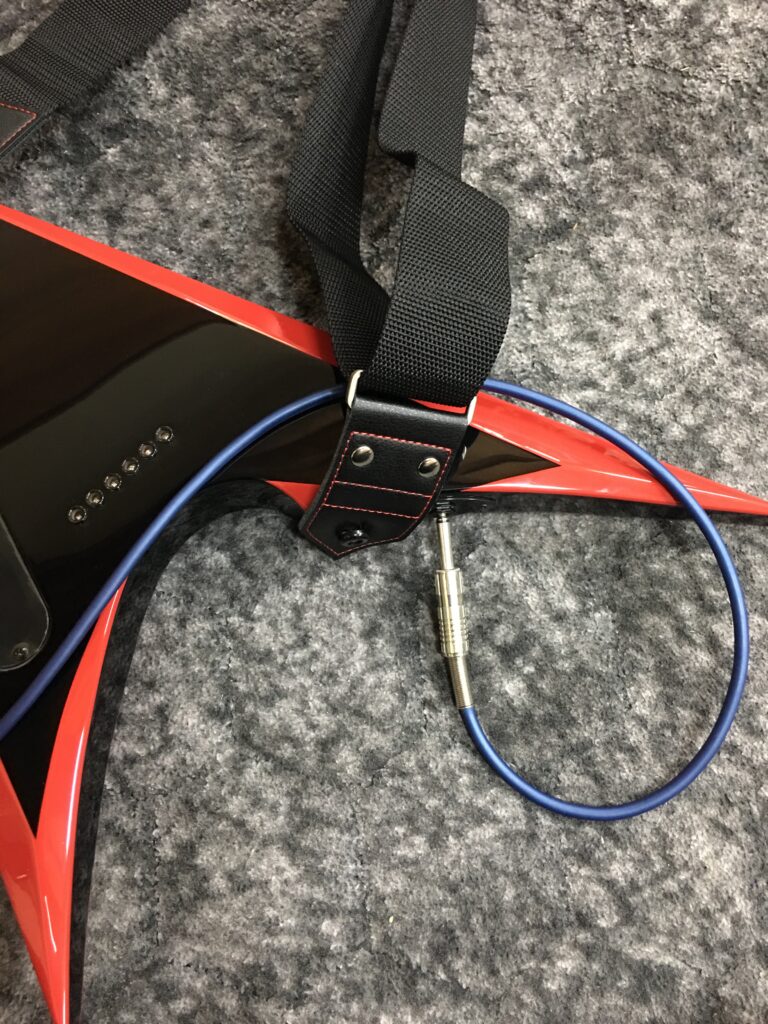 ギター フライングV BABYMETAL babymetal mini-arrow miniarrow ミニアロー ストラップ つけ方 シールド 挿し方 ストラップのつけ方 シールドの挿し方